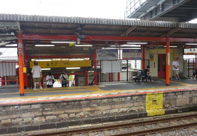 JRの駅。普段は各駅しか停車しませんが、初詣時期は快速も停まります。