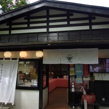 武家屋敷通りにあるお店です。