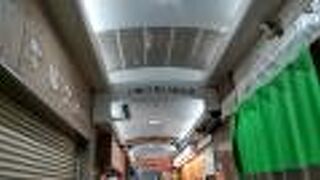 高架下の商店街