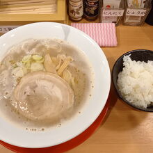 こってり豚骨ラーメンの並盛840円