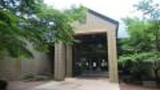 三島由紀夫文学館の向かいにあります