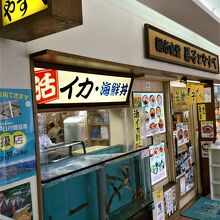 どの店も活イカが売り