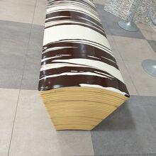 三方六のベンチ椅子がおいてある