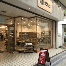 明るい店内で入りやすいです