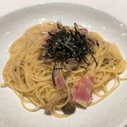 キノコとベーコンのバター醤油パスタ…ちょっと間の抜けた味でした…。