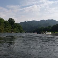 全般的に浅瀬なので、一部を除いて落ちても大丈夫だそうです。