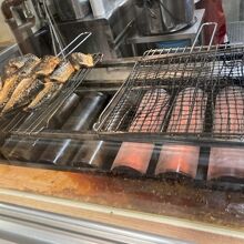 焼いている風景が見られます