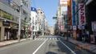 難波の「なん」と日本橋三丁目の「さん」の通りだからなんさん通りです