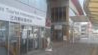 三次駅の駅前広場にあります。その前にはバスの観光案内所もありました