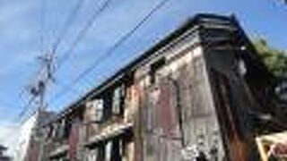 黒い板張りの建物