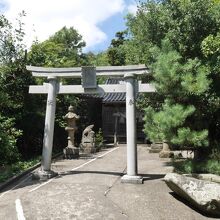 ちょっとのぼるとすぐに神社が見えてきます。