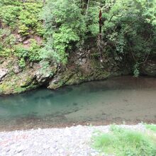 部屋の窓から自世滝川の清流が見えます