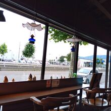 窓がひろくてランプがつってある