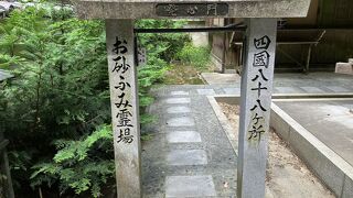 交通安全、ガン封じとして知られています