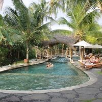 プールは狭いが整えられている