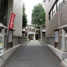 大通り沿いにちょっとした参道