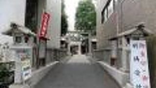 兜町の一角に日枝神社