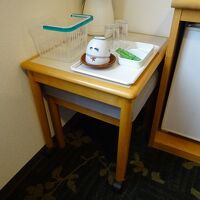 引き出し可能な椅子とテーブルあり。