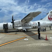 屋久島へはプロペラ機。乗降口は後方ドアになります。