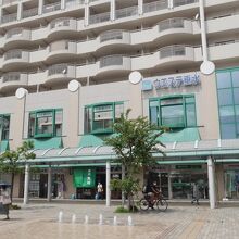 広場はバスターミナルにもなっている。