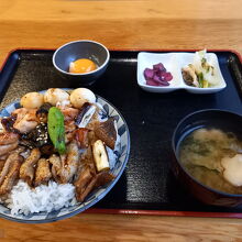 炭火焼鳥丼700円。卵黄サービス