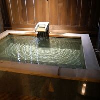 お肌がツルツルになる温泉。部屋付きのヒノキ風呂。