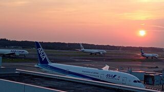 夕陽と飛行機の離発着