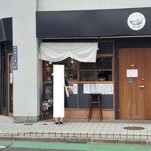 片平丁通りの歩道に面したミロクの外観