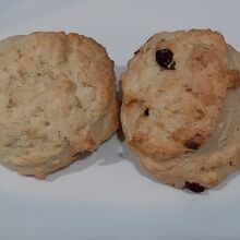 スコーン二種。プレーンとレーズン入り。