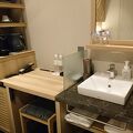 洗面台もベッドの横にあり便利