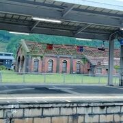 山陰本線の和田山駅のホームから見える屋根の飛んでしまった赤煉瓦の廃屋は機関庫だった建物