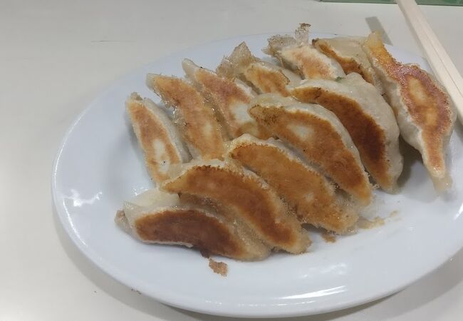 おばちゃん一人でやってる餃子、中華の店