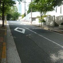 新榎坂が、緩やかな勾配をもって、南側に延びている様子です。