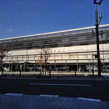 斬新なデザインの京都駅は東西に長い造り
