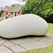 知事公館の庭園にある白い石