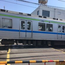 緑と青のラインが入る車両