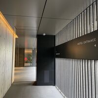 地下鉄出口からの通路