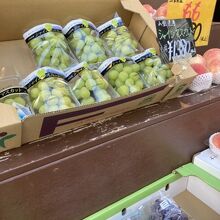 店外に並べてあるフルーツ