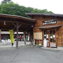 道の駅に併設された物産館。