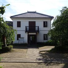 道路の反対側に本館が移築。復元されています。