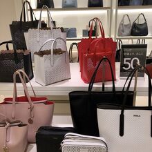 上段の透かしが斬新。白が夏に良さそう。リーズナブル。