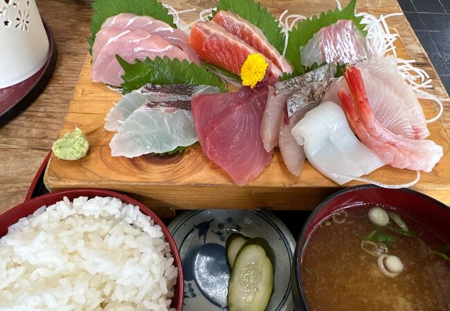 鮮度の良い刺身定食1400円