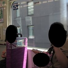 車内は席数少ないです