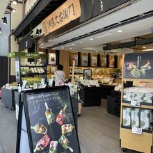 『伊藤久右衛門』祇園四条店 1Fショップで 2Fが茶房