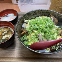 すじ玉丼です。