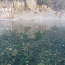 足元から温泉が湧く