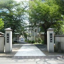 赤坂の高台にある陽泉寺の入口です。江戸時代からの歴史ある寺院