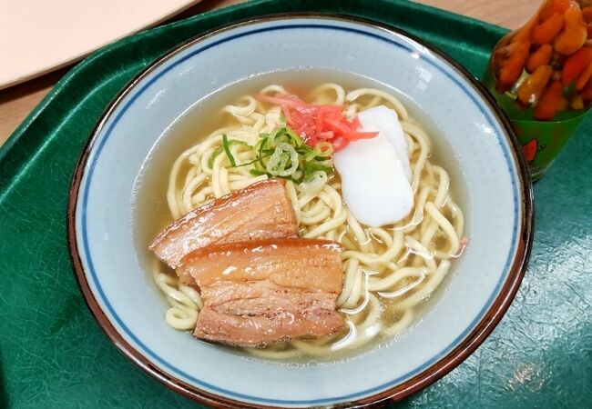 空港のフードコートで沖縄名物ランチ