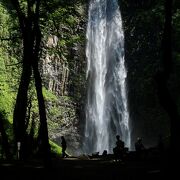 圧巻の直漠の滝です。