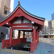 赤い屋根…東京メトロ銀座線の４番出口